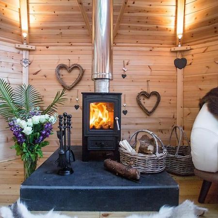 Romantic Treehouse With Hot Tub & Bbq Lodge Praze an Beeble Eksteriør bilde