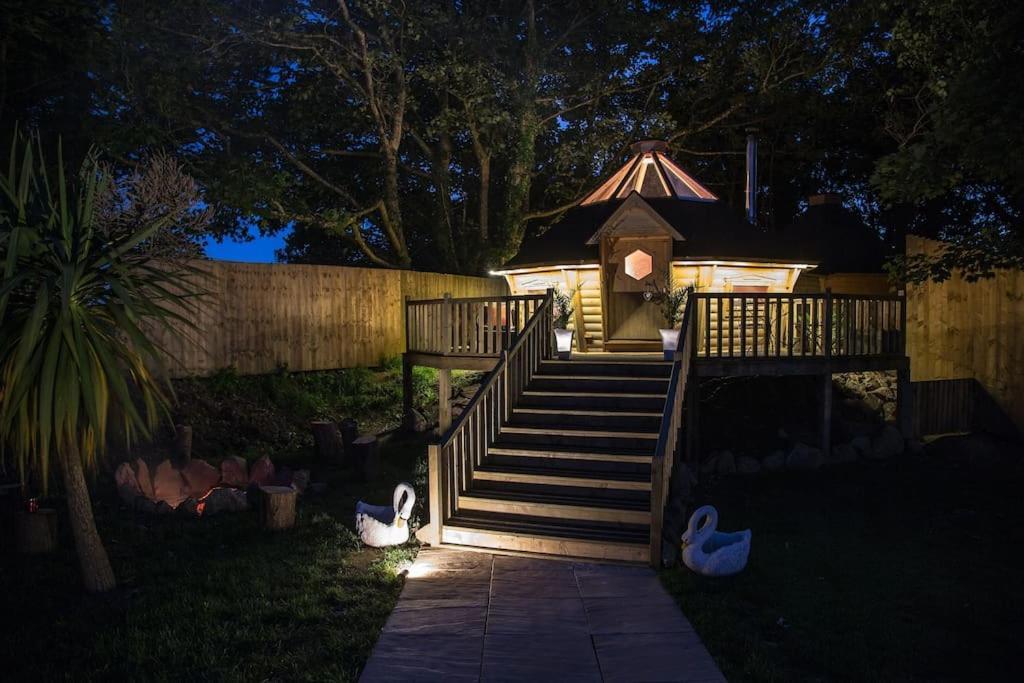 Romantic Treehouse With Hot Tub & Bbq Lodge Praze an Beeble Eksteriør bilde