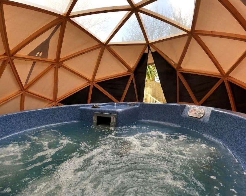 Romantic Treehouse With Hot Tub & Bbq Lodge Praze an Beeble Eksteriør bilde
