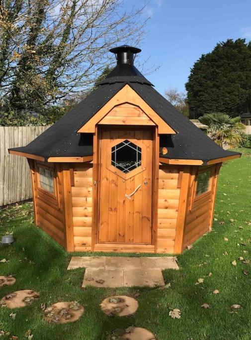 Romantic Treehouse With Hot Tub & Bbq Lodge Praze an Beeble Eksteriør bilde