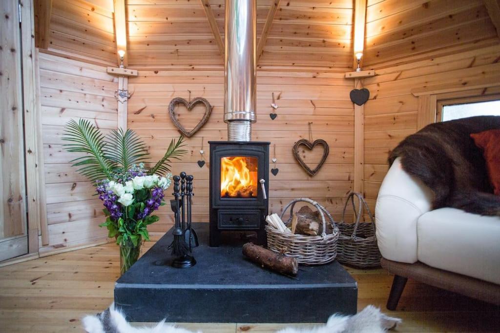 Romantic Treehouse With Hot Tub & Bbq Lodge Praze an Beeble Eksteriør bilde